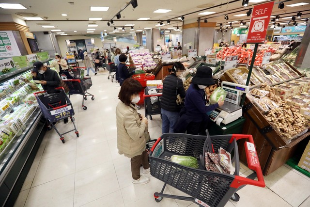 [천지일보=남승우 기자] 서울 시내의 한 대형마트에서 시민들이 장을 보는 모습. ⓒ천지일보DB