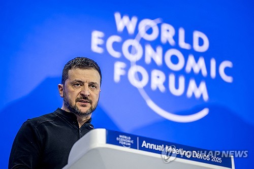 볼로디미르 젤렌스키 우크라이나 대통령이 21일(현지시간) 스위스 다보스에서 열린 세계경제포럼(WEF) 연례 회의에서 연설하고 있다. (출처: 뉴시스)