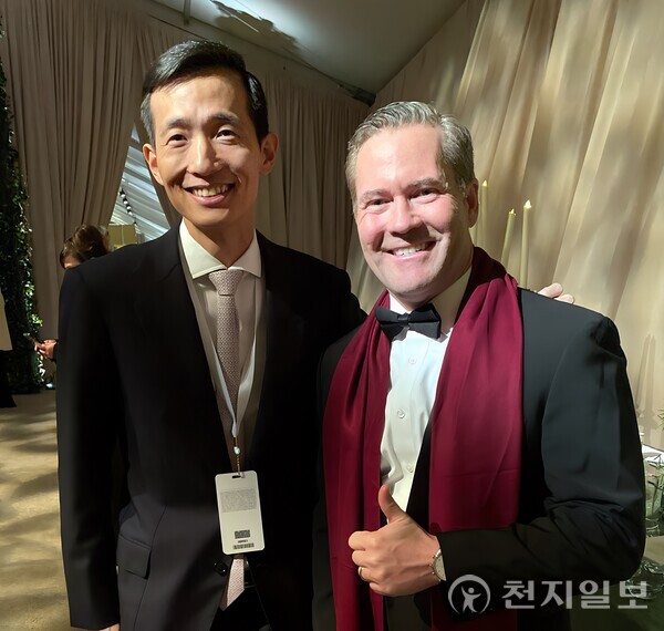 김동관 한화 부회장이 미국 워싱턴DC에서 열린 트럼프 대통령 취임식 및 만찬 무도회에 참석하고, 미국 신정부 주요 인사들을 만나 소통하며 글로벌 네트워크를 다졌다. 사진은 김 부회장(왼쪽)과 마이크 왈츠 국가안보보좌관. (제공: 한화그룹) ⓒ천지일보 2025.01.22.