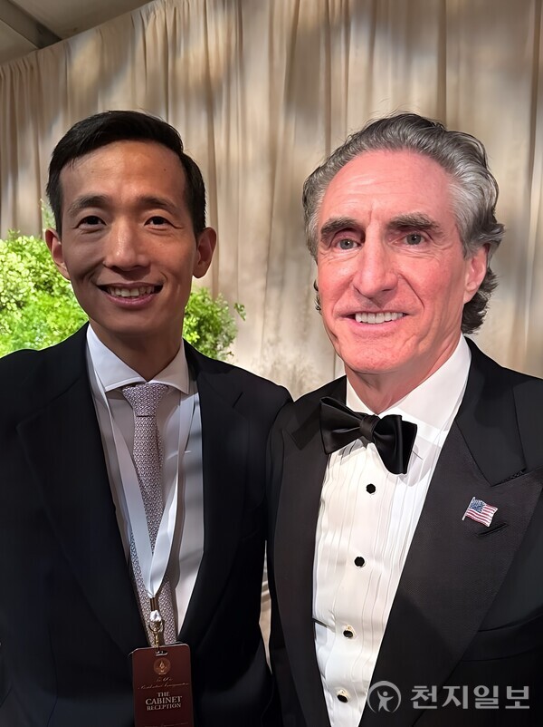 김동관 한화 부회장이 미국 워싱턴DC에서 열린 트럼프 대통령 취임식 및 만찬 무도회에 참석하고, 미국 신정부 주요 인사들을 만나 소통하며 글로벌 네트워크를 다졌다. 사진은 김 부회장(왼쪽)과 더그 버검 내무부장관 지명자. (제공: 한화그룹) ⓒ천지일보 2025.01.22.
