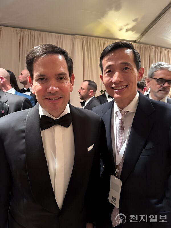 김동관 한화 부회장이 미국 워싱턴DC에서 열린 트럼프 대통령 취임식 및 만찬 무도회에 참석하고, 미국 신정부 주요 인사들을 만나 소통하며 글로벌 네트워크를 다졌다. 사진은 김 부회장(오른쪽)과 마코 루비오 국무부장관. (제공: 한화그룹) ⓒ천지일보 2025.01.22.