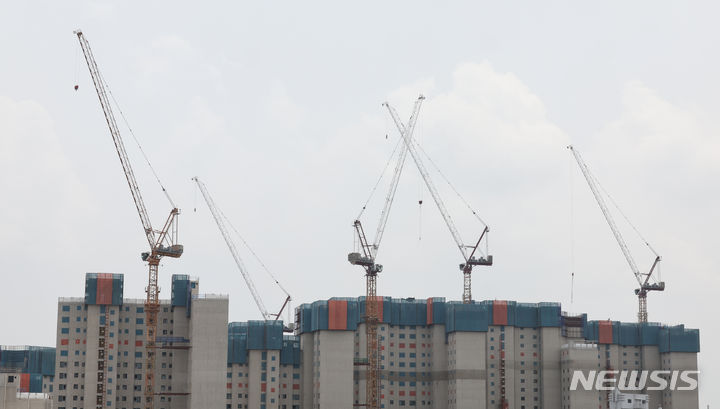 국토교통부, 기획재정부, 금융위원회는 14일 오전 경제관계장관회의를 열고 '부동산 PF(프로젝트 파이낸싱) 제도 개선방안'을 발표했다. 사진은 서울의 한 아파트 건설 현장. (출처: 뉴시스)