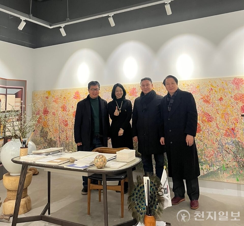갤러리 고마루 개관을 앞두고 김종근 미술평론가, 김홍기 사보협회 회장 등이 고마루를 방문해 갤러리 운영에 대한 이야기를 나누고 기념촬영을 하고 있는 모습. (제공: 갤러리 고마루) ⓒ천지일보 2025.01.24.
