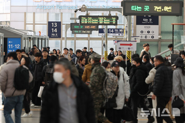 [서울=뉴시스] 설 명절 연휴를 하루 앞둔 24일 서울 용산구 서울역이 승객들로 붐비고 있다. 2025.01.24.