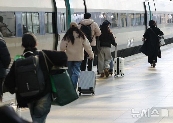 [서울=뉴시스]  설 명절 연휴를 하루 앞둔 24일 서울 용산구 서울역에서 승객들이 열차에 탑승하고 있다. 2025.01.24.