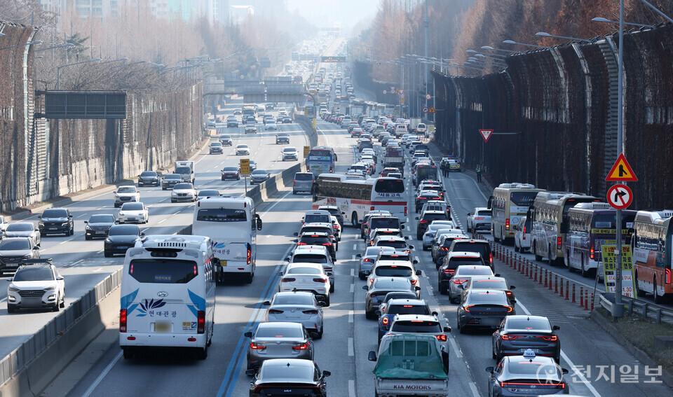 [천지일보=박준성 기자] 설 연휴를 앞둔 24일 서울 잠원IC 인근 경부고속도로 하행선이 정체를 빚고 있다. ⓒ천지일보 2025.01.24.