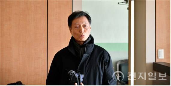 [천지일보 충북=김흥순 기자] 한 제천 화재참사 유가족이 지난 24일 오전 의회 방청석 밖에서 취재진의 질문에 답변하고 있다. ⓒ천지일보 2025.01.25.