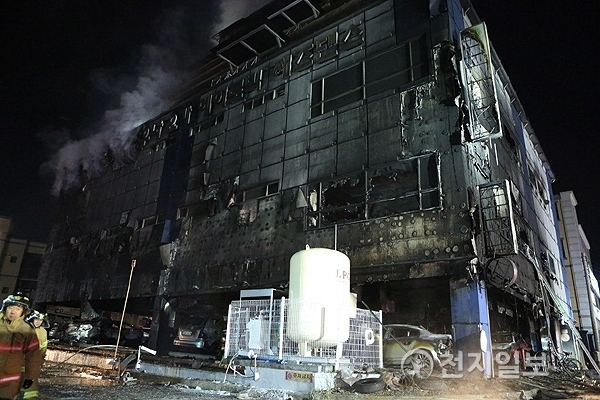 [천지일보 제천=이현복 기자] 21일 오후 충북 제천시 하소동 피트네스센터 화재 사고 현장. 화재가 진압된 가운데 시커멓게 탄 건물 잔해가 모습을 드러냈다. 창문에선 흰 연기가 피어 오르고 있다. ⓒ천지일보(뉴스천지) 2017.12.21 천지DB