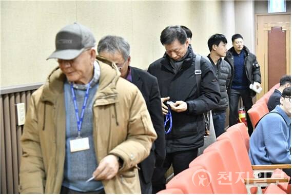 [천지일보 충북=김흥순 기자] 제천 화재참사 유가족들이 지난 24일 오전 충북도의회 방청석에서 참사 유가족들에 대한 지원 조례안이 최종 부결되자 퇴장하고 있다. ⓒ천지일보 2025.01.25.