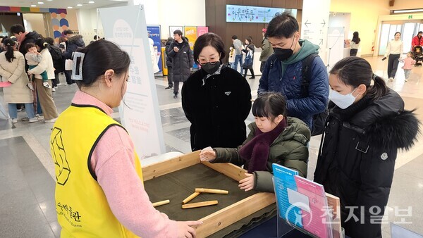 국립민속박물관은 설 연휴를 맞아 27~30일까지 3일간  ‘2025 을사년 만사형통 설맞이 한마당’을 개최한다. 사지은 을사년 운수대통 윷점 보기 (제공: 국립민속박물관) ⓒ천지일보 2025.01.26.