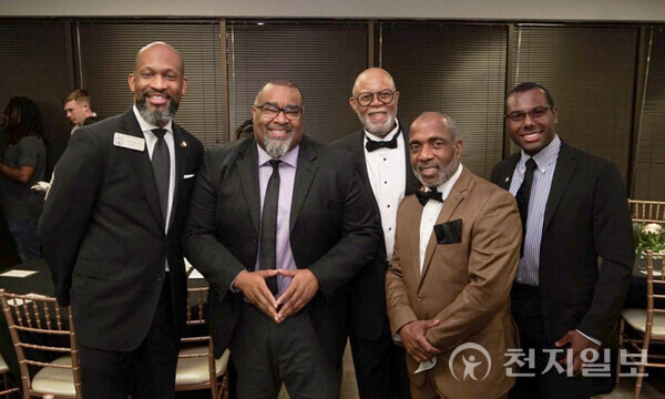 2023년 12월 1일 HWPL 미국 조지아 지부가 ‘세계자원봉사자의날’을 기념해 연말 갈라를 열었다. 이 행사에는 HWPL과 협력하는 87명의 인사들이 참석했으며 총 3500달러가 모금됐다. 사진은 행사 참석 인사들. (출처: HWPL 홈페이지) ⓒ천지일보 2025.01.31.