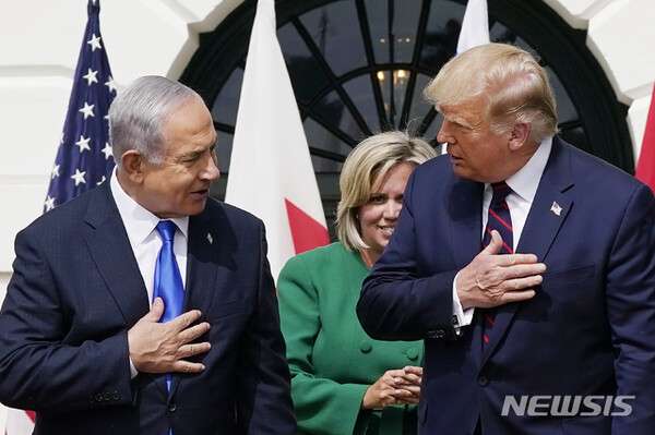 [워싱턴=AP/뉴시스] 도널드 트럼프(오른쪽) 미국 대통령이 2020년 9월 15일(현지시간) 백악관 사우스론에서 열린 이스라엘·UAE·바레인 정상 간 ‘아브라함 협정(Abraham Accords)’에 참석해 베냐민 네타냐후 이스라엘 총리와 얘기하고 있다. 협정 명칭은 유대교, 이슬람교, 기독교의 공통 조상인 아브라함의 이름에서 따왔으며 트럼프 대통령은 증인 자격으로 서명했다.