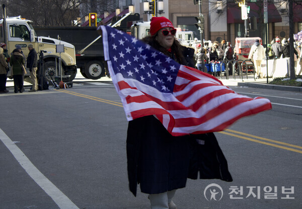 ⓒCheonji Ilbo 2025.01.29. A supporter of President Trump celebrates in Washington DC on the day of his inauguration. The Trump Administration is declaring its commitment to the First Amendment of the United States Constitution, which protects freedom of speech, religion, and the press. It also protects the right to assemble peacefully and petition the government.