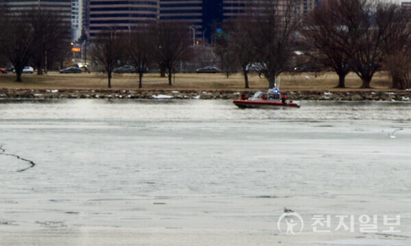 ⓒ천지일보 2025.01.30. The Potomac River is partially frozen, making the operation very difficult for dive teams.
