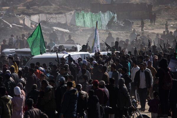 팔레스타인 무장정파 하마스가 30일(현지시간) 가자지구 남부 칸유니스에서 인질을 석방하는 가운데 팔레스타인 주민이 모여 있다. (출처: 연합뉴스)