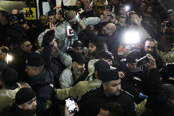 이스라엘이 30일(현지시간) 팔레스타인 수감자를 석방한 가운데, 팔레스타인 주민이 라말라에서 환영하고 있다. (출처: 연합뉴스)