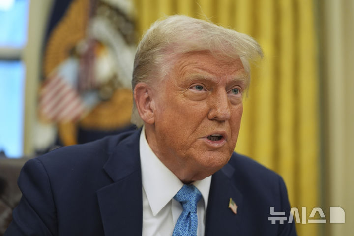 도널드 트럼프 미국 대통령이 31일(현지 시간) 백악관 집무실에서 행정명령에 서명하며 취재진 질문에 답하고 있다. (AP/뉴시스) 2025.02.01.