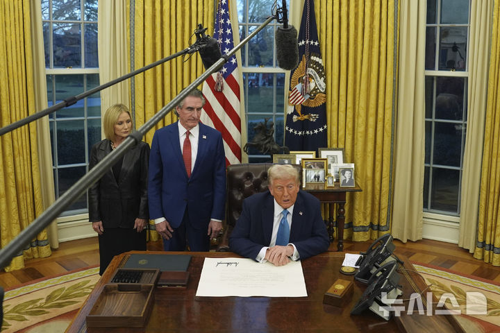 도널드 트럼프 미국 대통령이 31일(현지 시간) 백악관 집무실에서 행정명령에 서명하며 취재진 질문에 답하고 있다. (AP/뉴시스) 2025.02.01.