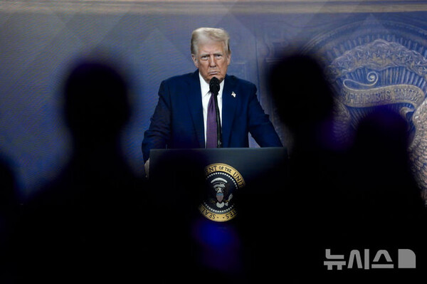 도널드 트럼프 미국 대통령이 23일(현지 시간) 스위스 다보스에서 열린 세계경제포럼(WEF·다보스포럼)에 화상으로 참석해 발언하고 있다. 트럼프 대통령은 "미국에서 제품을 생산하면 지구상 어느 나라보다 세금이 낮다. 그렇지 않으면 관세를 내야 할 것"이라고 말했다. (출처: 뉴시스)