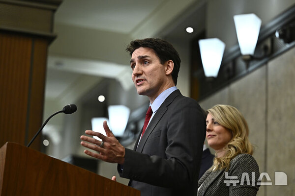 쥐스탱 트뤼도 캐나다 총리가 1일(현지시각) 캐나다 오타와에서 도널드 트럼프 미 대통령이 캐나다, 멕시코, 중국을 상대로 높은 관세를 부과한 것과 관련, 연설하고 있다. 그는 미국으로부터의 수입품 1550억 달러(226조365억원) 상당에 25%의 보복관셰를 부과할 것이라고 밝혔다. (출처: 뉴시스)