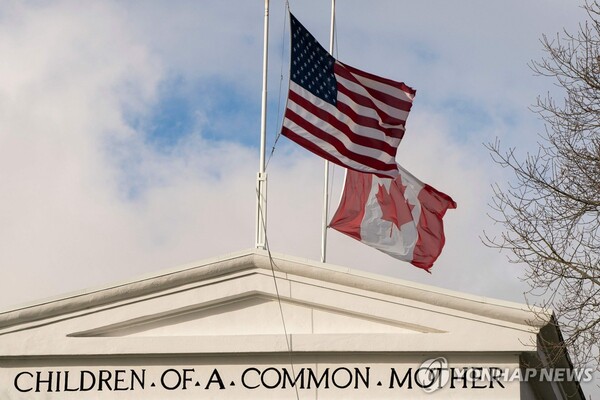 미국 워싱턴주 블레인 국경에 있는 미국과 캐나다 국기. (출처: 연합뉴스)