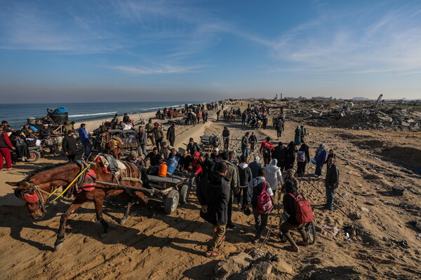 팔레스타인 주민이 2일(현지시간) 가자지구 알라시드 도로에서 이동하고 있다. (출처: 연합뉴스)
