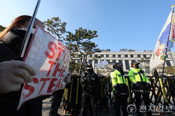 [천지일보=남승우 기자] 윤석열 대통령이 헌재 탄핵 심판 4차 변론에 직접 출석할 예정인 가운데 23일 서울 종로구 헌법재판소 윤 대통령 지지자가 부정선거 검증 촉구 피켓을 들고 1인 시위를 벌이고 있다. 한편 이날 고위공직자범죄수사처(공수처)는 윤 대통령의 내란 우두머리 혐의 등 사건을 검찰로 보내고 기소를 요구했다. ⓒ천지일보 2025.01.23.