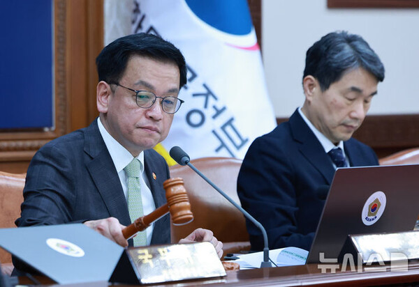 최상목 대통령 권한대행 부총리 겸 기획재정부 장관이 4일 정부서울청사에서 열린 국무회의에서 의사봉을 두드리며 개회 선언을 하고 있다. (출처: 뉴시스)