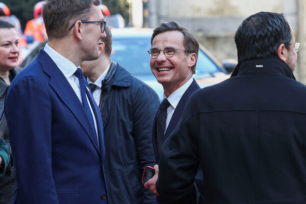 유럽연합(EU) 정상회의에 참석하기 위해 3일(현지시간) 벨기에 브뤼셀에 도착한 울프 크리스테르손 스웨덴 총리가 웃고 있다. (출처: 연합뉴스)