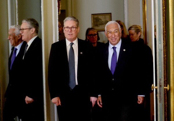 키어 스타머 영국 총리와 안토니우 코스타 유럽연합(EU) 정상회의 상임의장의 모습. (출처: 연합뉴스)