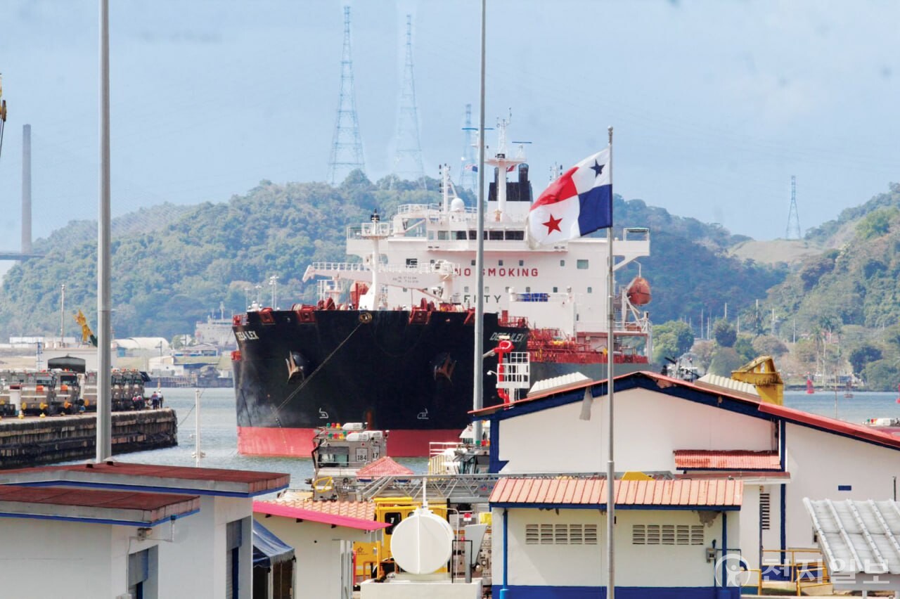 지난달 31일(현지시간) 파나마 운하에 들어오는 선박과 파나마 국기. ⓒ천지일보 2025.02.04.