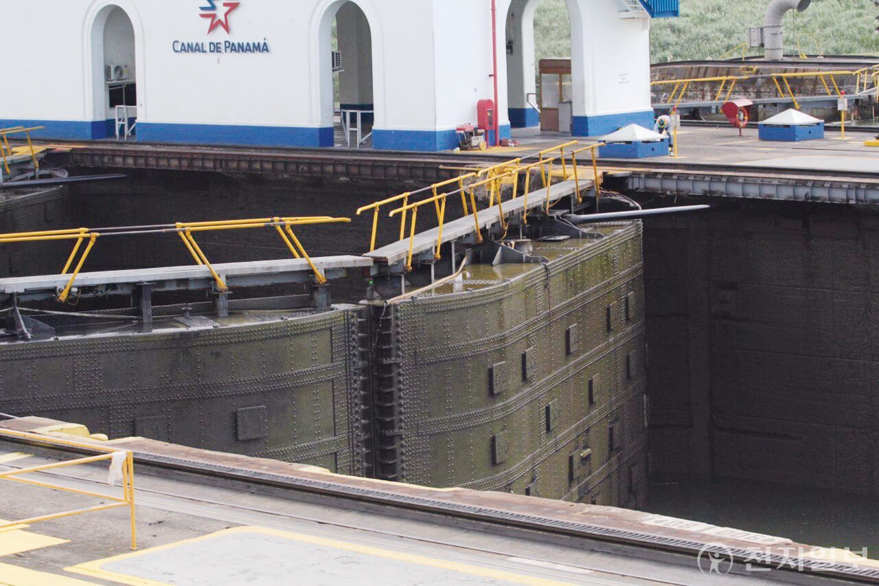 운하에 선박이 들어오자 수문이 열리고 있다. 파나마 운하는 수문과 강의 수위를 조절해 선박을 이동시킨다. ⓒ천지일보 2025.02.04.