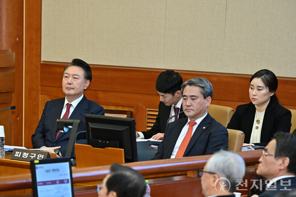 [천지일보=남승우 기자] 윤석열 대통령이 4일 서울 종로구 헌법재판소에서 진행된 탄핵심판 5차 변론기일에 출석하고 있다. (사진공동취재단)ⓒ천지일보 2025.02.04.