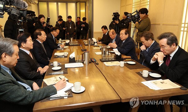 前 국회의장·국무총리·당대표로 구성된 '나라를 걱정하는 원로모임' 제3차 간담회가 3일 오전 서울 여의도 한 음식점에서 열려 정대철 헌정회장이 발언하고 있다. 이날 간담회에는 정 회장 외에 김원기, 김진표, 박병석 전 국회의장과 김부겸, 정운찬, 이낙연 전 국무총리, 김무성, 손학규 전 당대표 등이 참석했다. 2025.2.3 (출처: 연합뉴스)