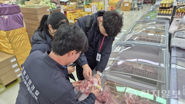 국립농산물품질관리원(농관원)이 지난달 6일부터 24일까지 설 선물 및 제수용품의 원산지 표시를 집중 점검한 결과, 396개 업체를 적발했다고 5일 밝혔다. 사진은 현장에 투입한 특별사법경찰관이 관련 점검을 진행하는 모습. (제공: 국립농산물품질관리원) ⓒ천지일보 2025.02.05.