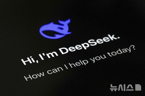 [베이징=AP/뉴시스] 중국 생성형 인공지능(AI) 딥시크(DeepSeek)를 향한 관심이 뜨거운 가운데 적절한 대답을 내놓지 못하는 질문이 있어 이목을 끈다. 딥시크는 오픈AI의 o1에 버금가는 성능을 가진 것으로 평가받고 있다. 사진은 28일 중국 수도 베이징의 한 사용자 휴대전화 화면에 딥시크 애플리케이션이 구동하는 모습.