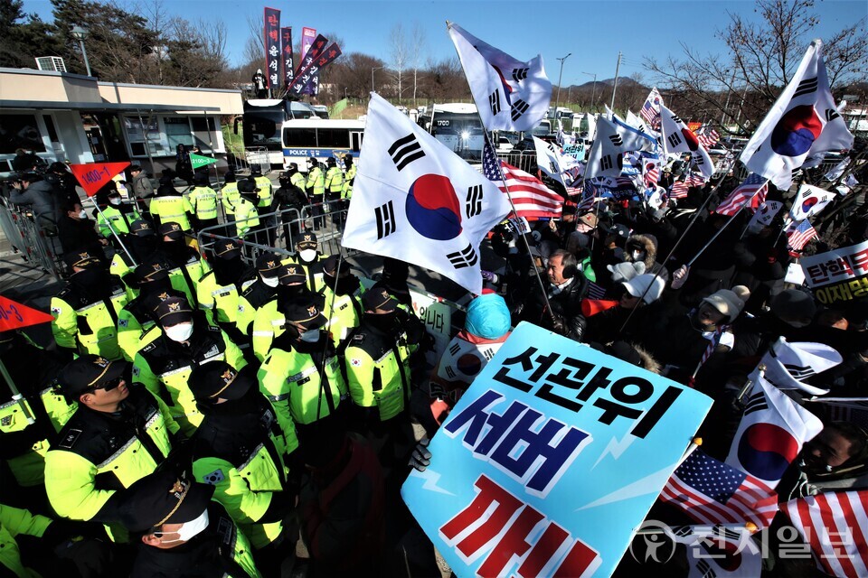 [천지일보=이시문 기자] 5일 오후 국조특위가 다녀간 경기 의왕시 서울구치소 앞에서 윤석열 대통령 지지자들이 시위를 하고 있다. ⓒ천지일보 2025.02.05.