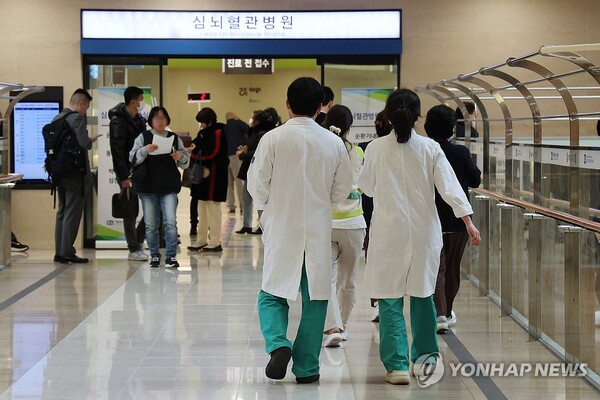 의정갈등이 이달로 1년이 된 3일 서울 시내의 한 대학병원에서 의료진이 이동하고 있다. (출처: 연합뉴스)