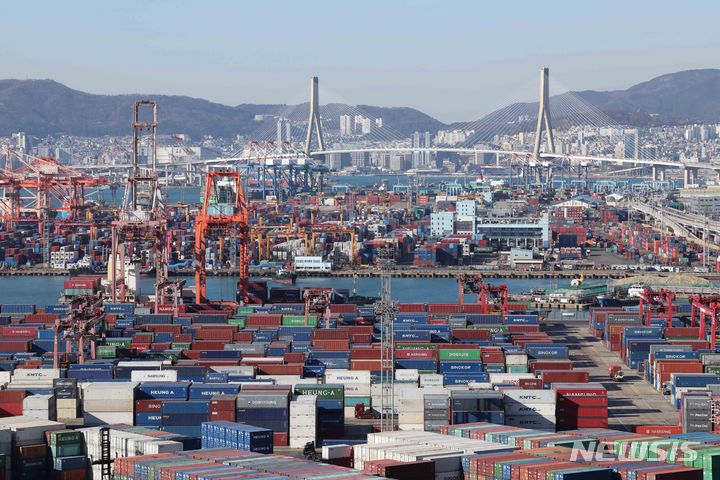 산업통상자원부는 지난 11월 수출이 전년 동월 대비 7.8% 증가한 558억 달러(72조5958억원)로 집계되는 등 2개월째 증가세를 기록했다고 1일 밝혔다. 더불어 지난달 무역수지 역시 6개월 연속 흑자를 나타냈다. 이날 부산 남구 신선대(사진 아래) 및 감만(위) 부두 야적장에 컨테이너가 가득 쌓여 있다. (뉴시스) 2023.12.12.