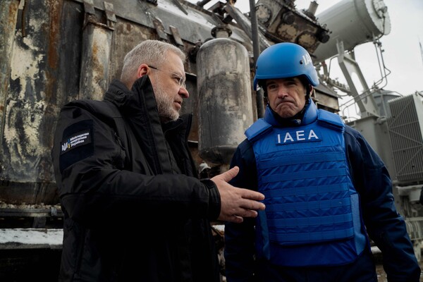 러시아가 우크라이나의 전력 인프라를 겨냥한 공격을 가한 가운데 헤르만 할루셴코 우크라이나 에너지부 장관(왼쪽)과 라파엘 그로시 국제원자력기구(IAEA) 사무총장(오른쪽)이 4일(현지시간) 우크라이나 키이우의 피해 현장에서 의논하고 있다. (출처: 연합뉴스)