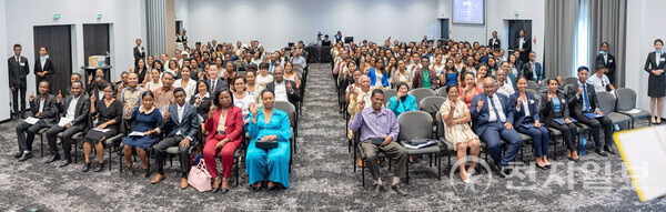 2023년 12월 22일 마다가스카르에서는 ‘제2회 마다가스카르 HWPL 평화 콘서트’가 개최됐다. 이번 콘서트에는 현지 고위급 정부 관계자, 기업인, 국제기구와 대사관 관계자 등 100명이 참석했으며 참석자의 80%가 자발적으로 모금에 참여했다. 사진은 행사 모습. (제공: HWPL) ⓒ천지일보 2025.02.07.