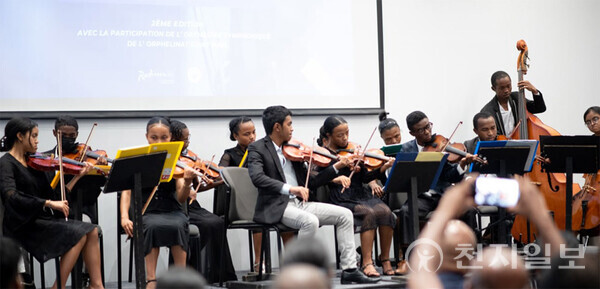 2023년 12월 22일 마다가스카르에서는 ‘제2회 마다가스카르 HWPL 평화 콘서트’가 개최됐다. 이번 콘서트에는 현지 고위급 정부 관계자, 기업인, 국제기구와 대사관 관계자 등 100명이 참석했으며 참석자의 80%가 자발적으로 모금에 참여했다. 사진은 행사 모습. (제공: HWPL) ⓒ천지일보 2025.02.07.