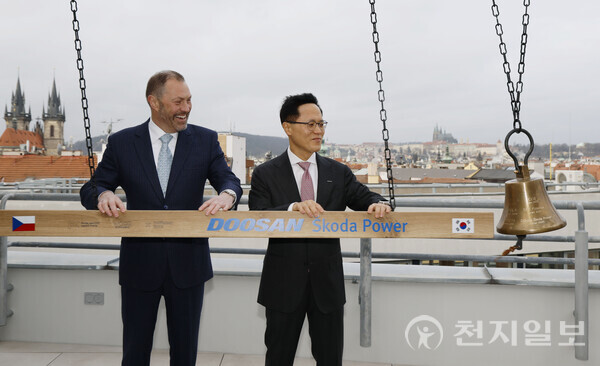 6일(현지시간) 체코 프라하 증권거래소에서 열린 두산스코다파워 상장 기념식에서 박상현 두산에너빌리티 사장(오른쪽)과 프라하 증권거래소 페트르 코블리츠 CEO가 증시 상장을 알리는 종을 울리고 있다. (제공: 두산에너빌리티)  ⓒ천지일보 2025.02.06.