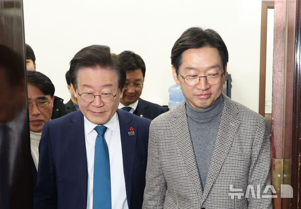 더불어민주당 이재명 대표와 김경수 전 경남도지사가 지난해 12월 5일 서울 여의도 국회 이재명 대표실에서 만나 대화 후 자리를 나서고 있다. (출처: 뉴시스)