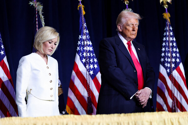 U.S. President Donald Trump and Rev. Paula White attend the annual National Prayer Breakfast at Hilton hotel in Washington DC, February 6, 2025. REUTERS/Kevin Lamarque (출처: 연합뉴스)