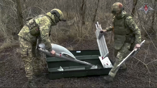 러시아 국방부 공보실이 4일(현지시간) 공개한 영상에서 러시아군이 드론을 점검하고 있다. (출처: 연합뉴스)
