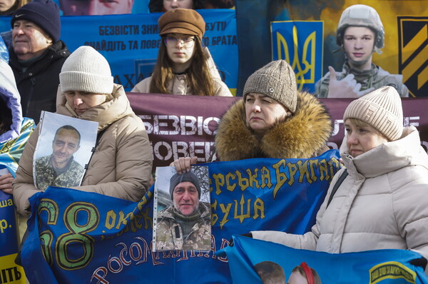 러시아와 우크라이나의 전쟁에서 포로로 잡힌 친척의 귀환을 촉구하는 집회 현장의 모습. (출처: 연합뉴스)