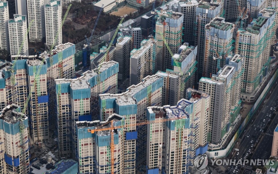 내년 민간 아파트 분양 전망이 2000년 이후에 최저치인 15만(미확정 물량 포함 시 16만·부동산R114 집계) 가구를 밑돌 것으로 전망된다는 예상이 나왔다. 사진은 25일 서울 시내 아파트 신축 현장 모습. 2024.12.25. (출처: 연합뉴스)