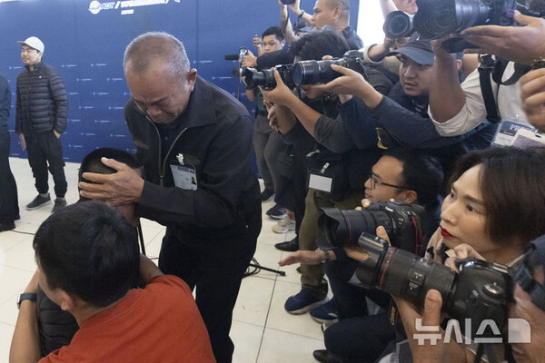 9일 태국 수바마부미 공항에 내려 귀국한 태국인 석방인질이 가족 품에 안기고 있다. (출처: 뉴시스)