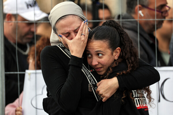 가자지구에서 석방된 이스라엘 인질이 8일(현지시간) 이스라엘 라맛간셰바 메디컬센터에 도착한 직후 포착된 시민들의 모습. (출처: 연합뉴스)